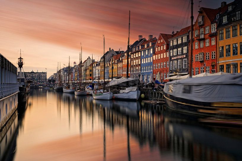 zonsondergang bij Nyhavn, een prachtige haven in het centrum van Kopenhagen van gaps photography