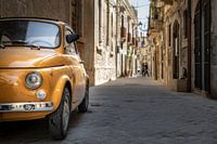 Ein alter Fiat im Zentrum von Syracusa, Sizilien, Italien.