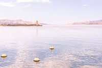 Pastellfarbene Adriaküste mit Bergen und Bojen
