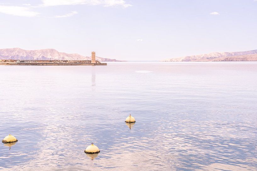 Pastellfarbene Adriaküste mit Bergen und Bojen von Elma Maaskant