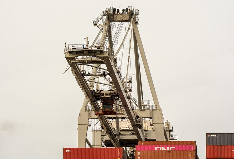 Grues et conteneurs dans le port de Rotterdam. par scheepskijkerhavenfotografie