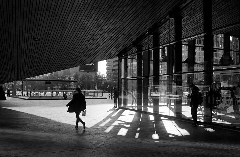 Rotterdam Centraal, place de la gare noir et blanc par Peter Hofwegen