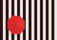 Passage pour piétons avec parapluie rouge.