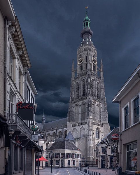 Dunkle Wolken über der Großen Kirche in Breda von Joris Bax