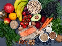 Gesundes Essen von oben auf einer Schieferplatte