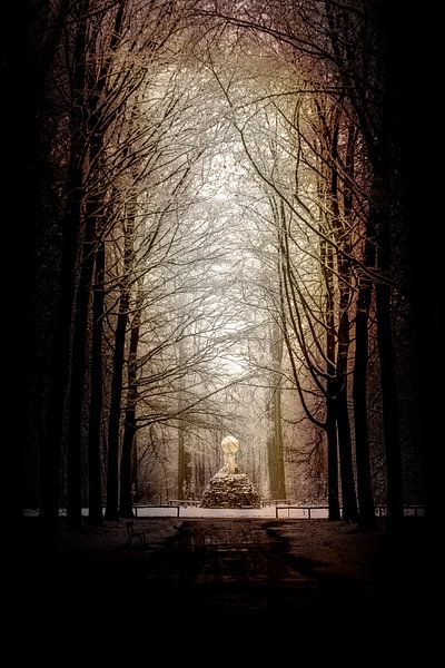 Schneebedeckte Atlas-Statue auf dem Rivierenhof in Deurne von Ribbi