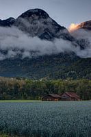 Laatste straal licht op de berg wolken