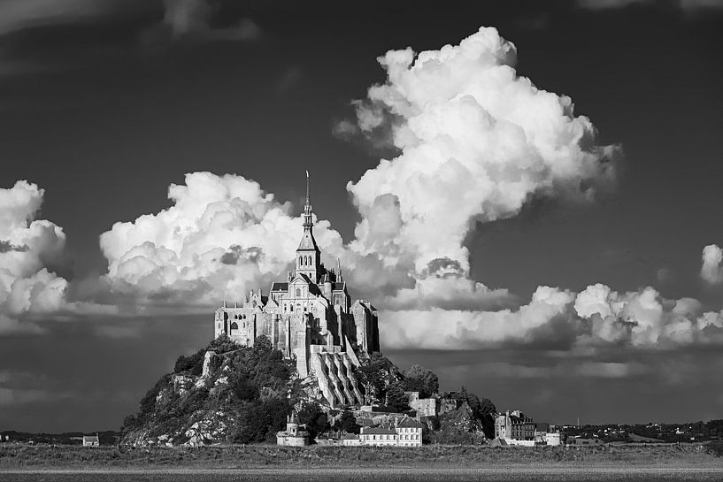 Mont Saint Michel in Schwarz und Weiß von Henk Meijer Photography
