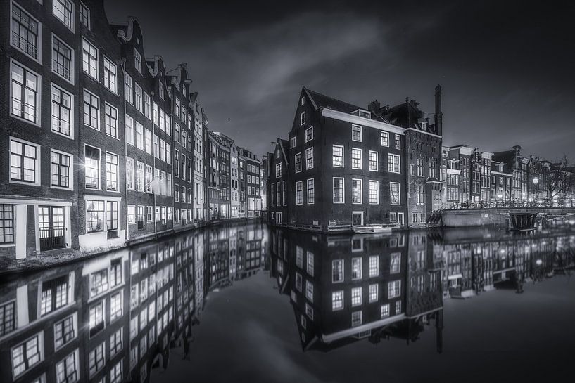 Amsterdam Oudezijds Voorburgwal en soirée Noir et blanc par Niels Dam