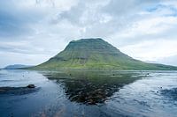 Bucht mit dem Berg Kirkjufell in Island