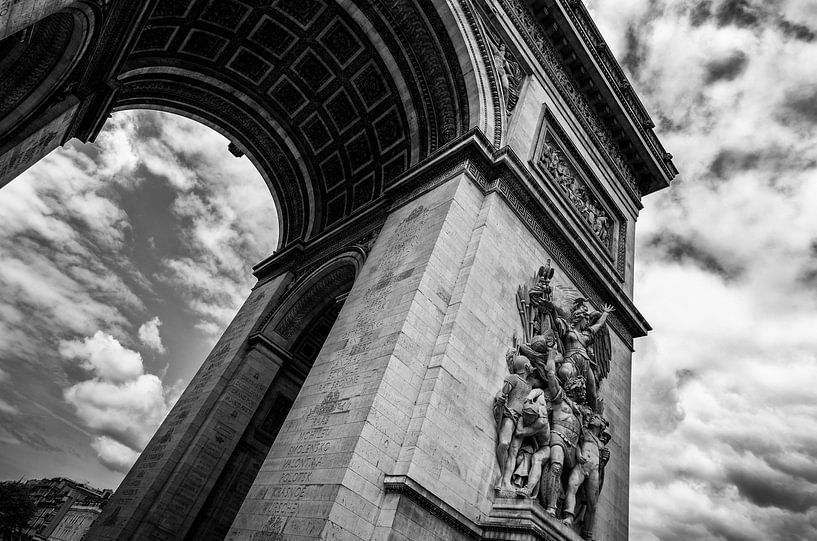 Arc de triomphe in zwart wit met mooie wolken - Parijs van Michael Bollen