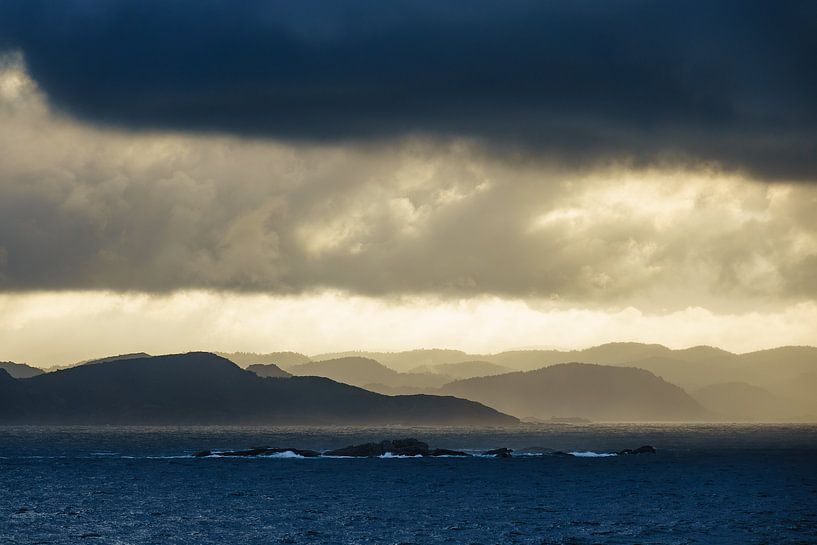 Wolken über den Lyngdalsfjord in Norwegen par Rico Ködder