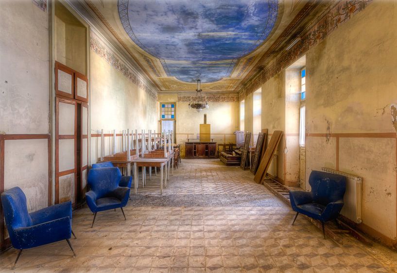 Restaurant in Abandoned Hotel. by Roman Robroek - Photos of Abandoned Buildings