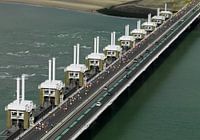Küstenmarathon-Läufer passieren das Sturmflutwehr der Oosterschelde