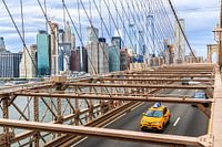 Gelbes Taxi auf der Brooklyn Bridge