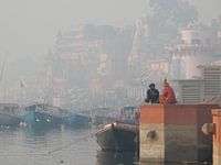 Heilig werkoverleg  aan de oever van de Ganges