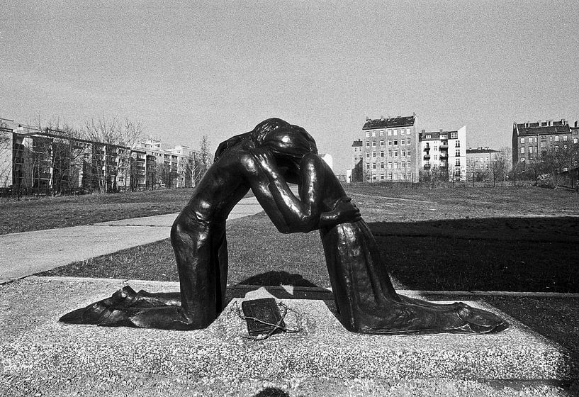 Sculpture of reconciliation in East Berlin by Silva Wischeropp