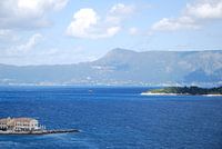 Uitzicht vanaf Corfu stad met het zicht op Albanië. 