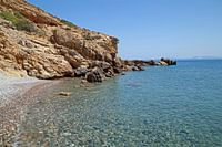 Griechische Bucht mit Strand und Felsen