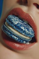 Biss in ein Delfter Blau-Macaron