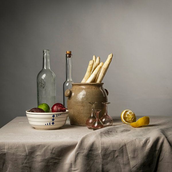 Modern still life with asparagus, lemon and onions [square]. by Affect Fotografie