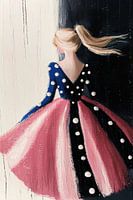 Prinzessin im blau-rosa gepunkteten Kleid