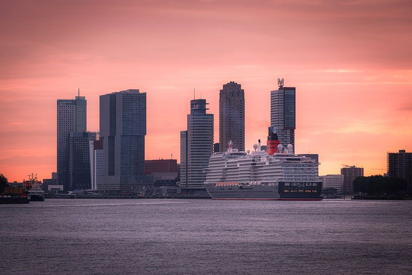 Le bateau de croisière Queen Anne à Rotterdam au lever du soleil par MS Fotografie | Marc van der Stelt