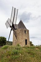 Alte, historische Windmühle in Grimaud mit dem Massif des Maures in Frankreich im Frühling, Côte d'Azur
