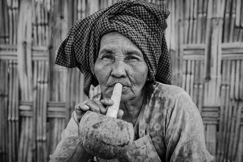 BAGHAN, MYANMAR, 12 décembre 2015 - Cheroot fumer vieille femme Baghan. Cheroot est un cigare tradit par Wout Kok