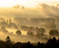 Morgentau über den Hügeln bei Sonnenaufgang