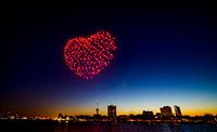 Skyline by night - Doneshow a big heart over downtown Rotterdam during sunset (en anglais)