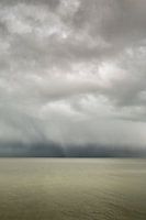 Groene kalme zee onder een hagel bui