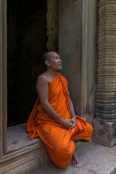 Meditating monk by Richard van der Woude