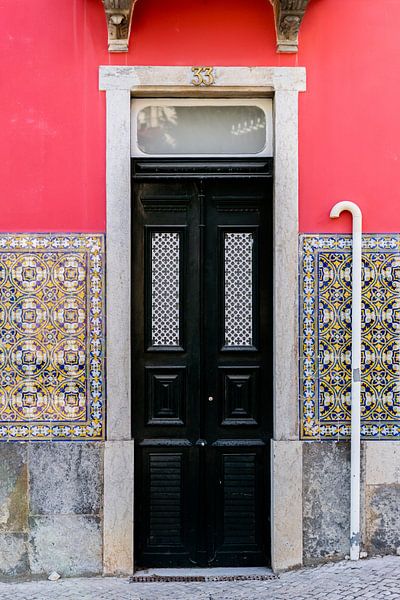 Photographie de voyage au Portugal - le mur rose avec la porte noire de Cascais par AIM52 Shop