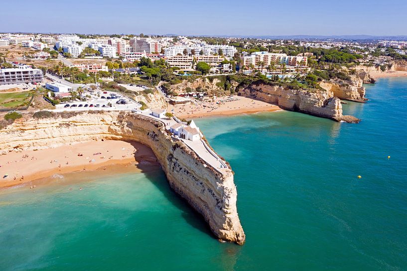 Vue aérienne de la chapelle Segnora de Nossa près d'Armacao de Pera en Algarve Portugal par Eye on You