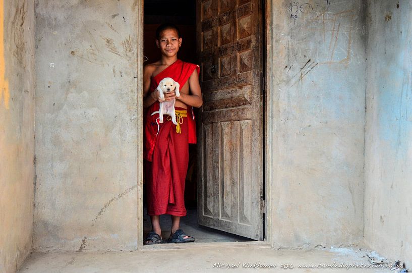 &quot;Cambodian monk novice with puppy dog&quot; par Michael Klinkhamer