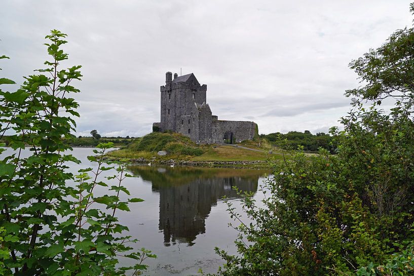 Le château de Dunguaire se dresse près de Kinvara, dans le sud du comté de Galway en Irlande. par Babetts Bildergalerie