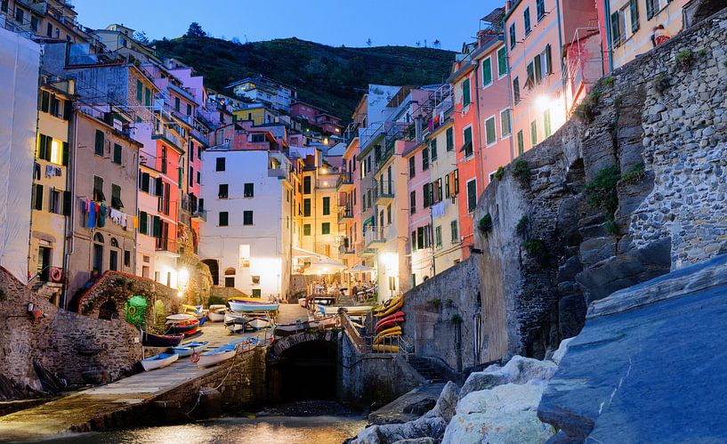 Riomaggiore, Cinque Terre in de avond Liguria Italy par Ruurd Dankloff