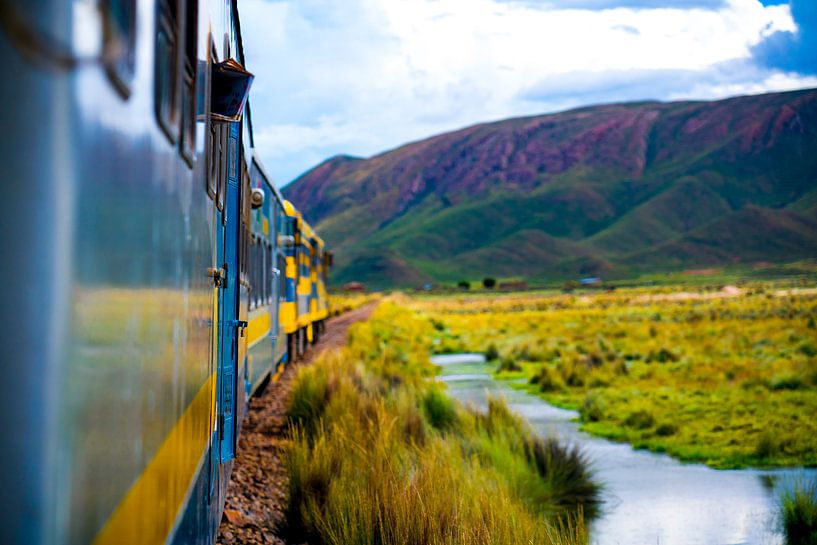 Training in der Prärienlandschaft Boliviens bei Salar de Uyuni in Südamerika von John Ozguc