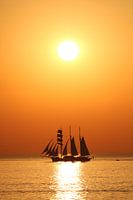 Dreifach-Schiff am Horizont