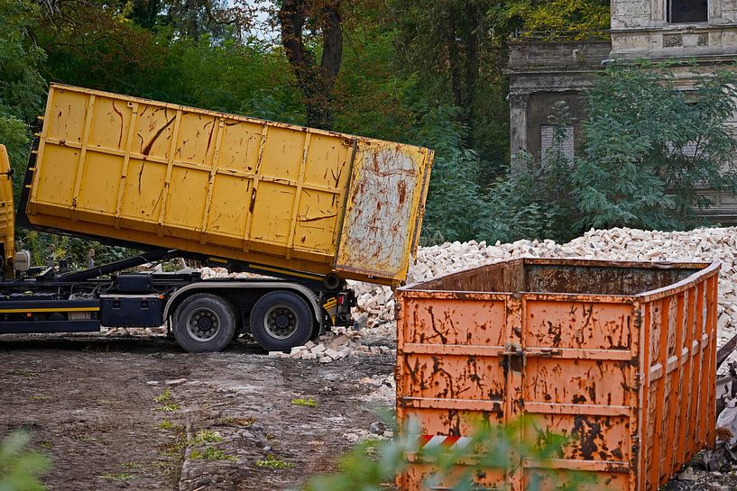 Camion sur un chantier de construction déversant un conteneur de pierres par Babetts Bildergalerie