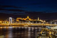 Budapest de nuit avec le Danube, la rue Elisabethb illuminée