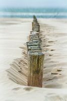 Strandpaal op het strand van  Ameland