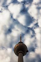Fernsehturm tot aan de wolken