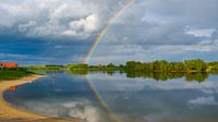 Regenboog boven het water