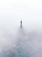 Grote oder Sint-Stephanuskerk in Hasselt (OV) bei Morgennebel