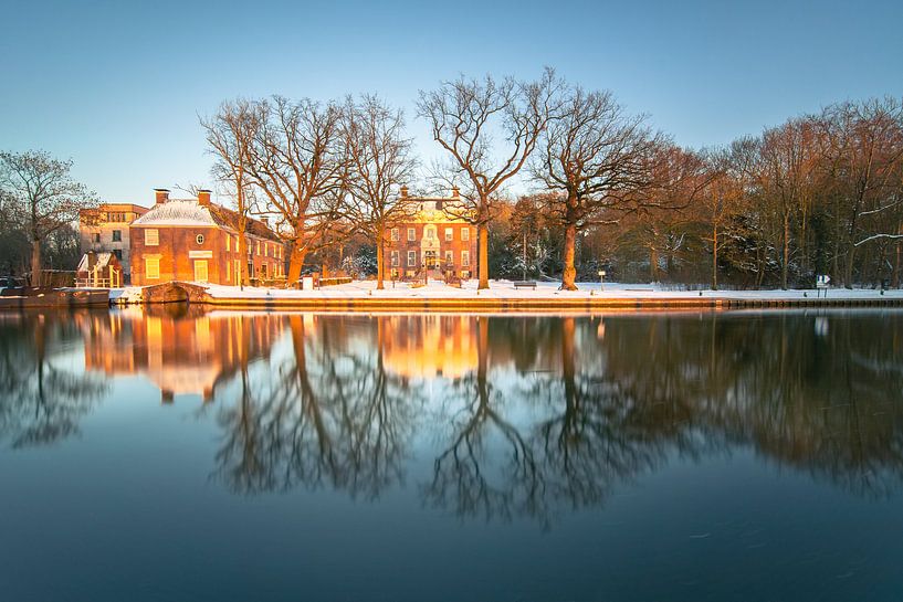 Das schneebedeckte Rathaus von Goudenstein in Maarssen von Michel Geluk