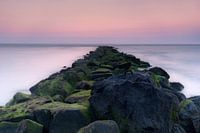 Strekdam bij zonsondergang.