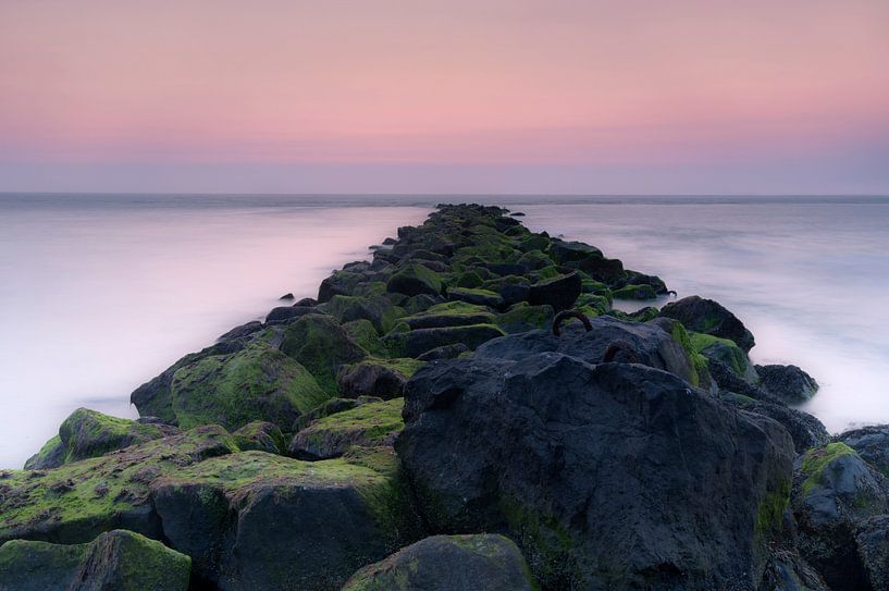 Strekdam bij zonsondergang. by Arie Griffioen