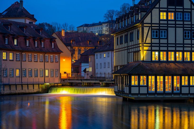Alte Fachwerkhäuser mit Regnitz von Bamberg in Bayern Franken beleuchtet in der Nacht von Animaflora PicsStock